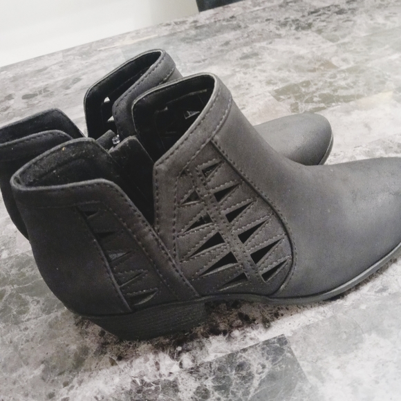 Soda Chance Perforated Cut Out Stacked Block Heel Ankle Booties - Picture 10 of 10